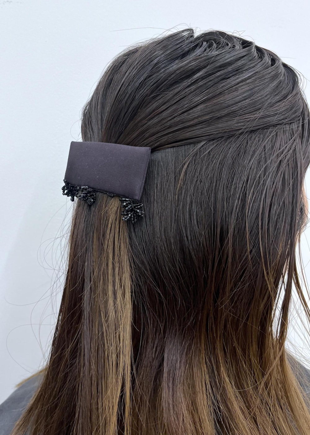 「チャコール、Americana for SALON、Americana、ノースリーブ、オフホワイト、COUTURE D'ADAM、ブロックプリント、グレー、柄、REMME、フラットシューズ、メッシュ、ブラック、MAISON N.H PARIS、クラッチバッグ」｜「REMMEの【REMME(レメ)】メッシュフラットシューズ（パンプス、ブラック系）」を使った、michiruさん（レディース・156cm）の冬コーディネートの10枚目の写真