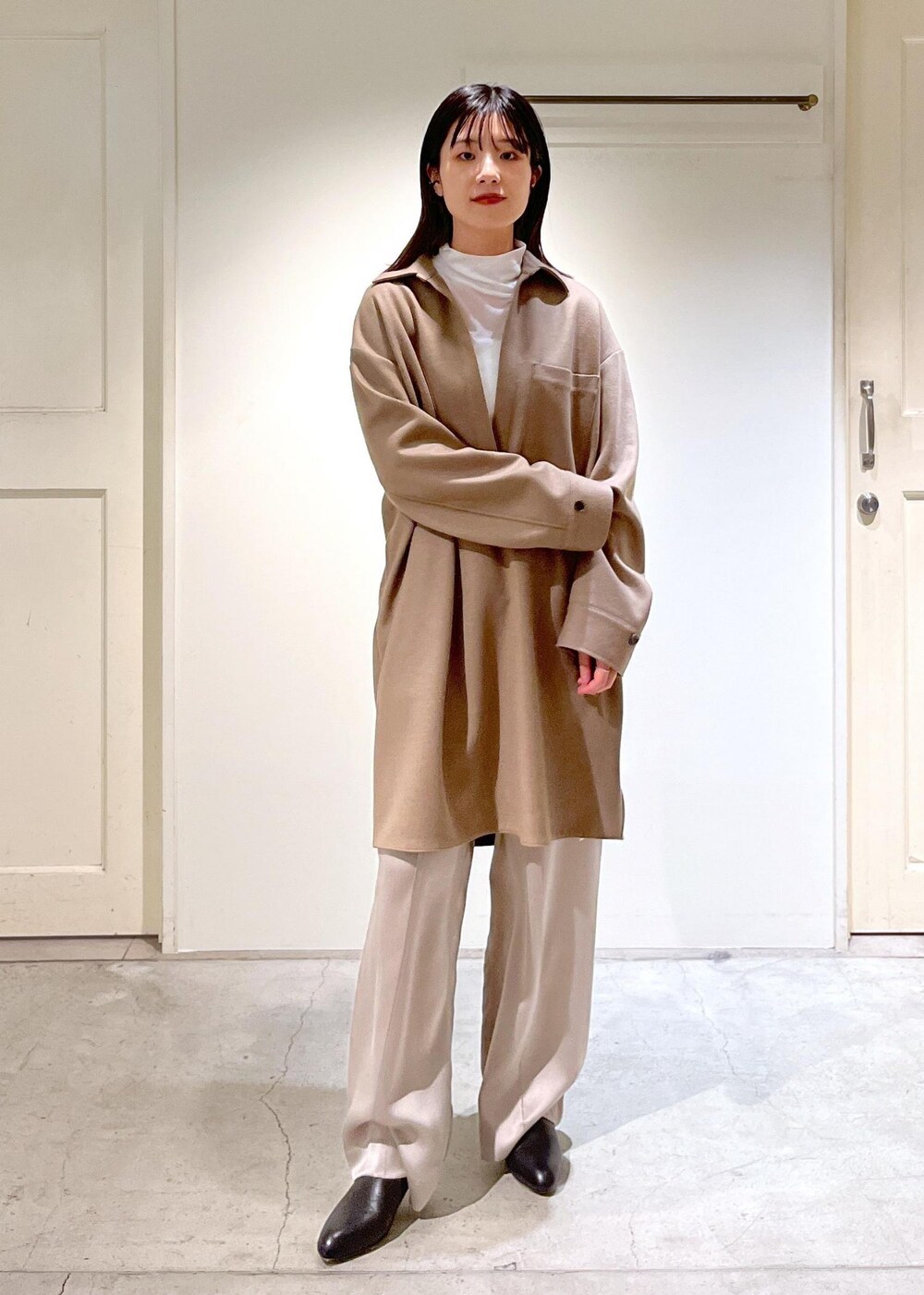 「ウール、ベージュ、Tシャツ、ハイネック、シアー、ホワイト、GENTLE SILK、イージーパンツ、グレー、REMME、ショートブーツ、レザー、ブラック、TWEEDMILL、マフラー」｜「SALON adam et rope'のGENTLE SILKイージーパンツ【セットアップ対応】（その他パンツ、グレー系）」を使った、michiruさん（レディース・156cm）の秋コーディネートの8枚目の写真
