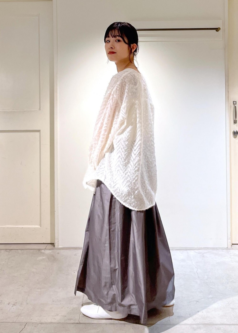 「新作、ジャガード、シャツ、ブラウス、羽織り、タフタ、porselli、ジャズシューズ、CreamyCotton、クリーミーコットン、靴下、チェーンバッグ、ハンドバッグ、イエロー、フリンジ」｜「E.PORSELLIの【porselli（ポルセリ）】jazz shoes solid/ジャズシューズ（その他シューズ、ホワイト系）」を使った、michiruさん（レディース・156cm）の秋コーディネートの5枚目の写真