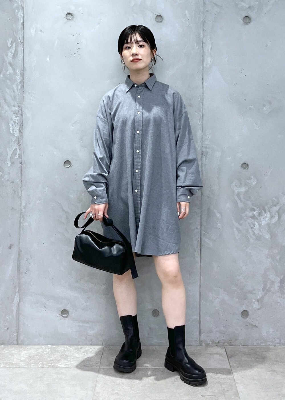 「Americana for SALON、Americana、INDIVIDUALIZED SHIRTS for SALON、INDIVIDUALIZED SHIRTS、REMME、ブラック、レザー、レザーバッグ、グレー、シャツ、シャツワンピース、ショートブーツ、厚底、初秋コーデ、秋コーデ」｜「SALON adam et rope'の【追加】レザーボックスショルダーバッグ（ショルダーバッグ、ブラック系）」を使った、michiruさん（レディース・156cm）の秋コーディネートの10枚目の写真