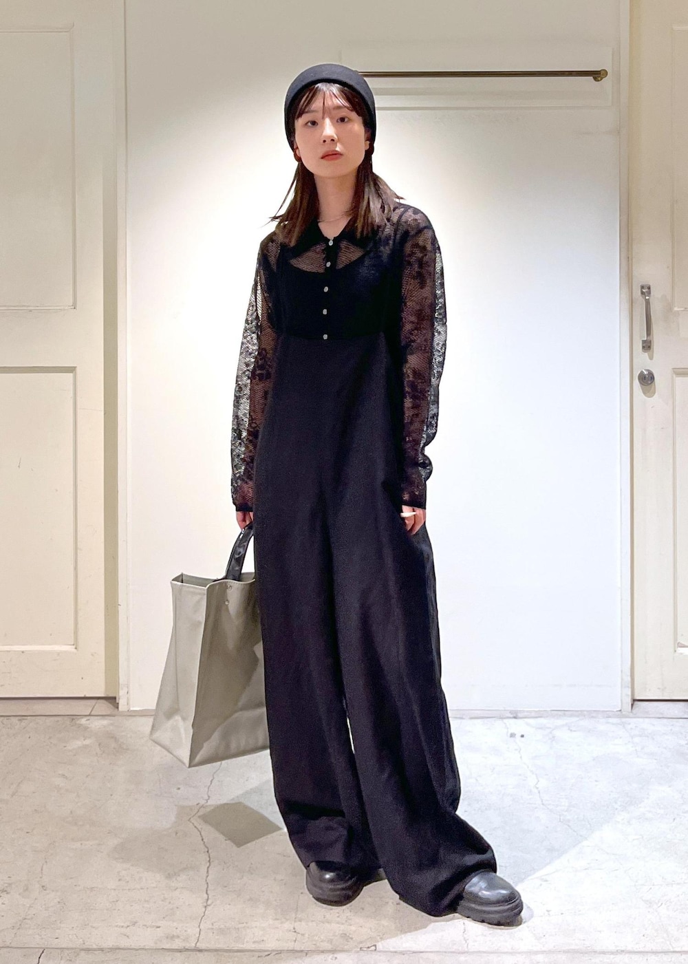 「シャツ、レース、シアー、モヘヤ、ブラック、サロペット、麻、レーヨン、La Maison de Lyllis、ウール、TEMBEA×Americana×SALON、グレー、初秋コーデ、秋コーデ、初冬コーデ」｜「AMERICANAの【Americana×TEMBEA×SALON】別注トートバッグ＆ポシェットセット（トートバッグ、グレー系）」を使った、michiruさん（レディース・156cm）の冬コーディネートの3枚目の写真