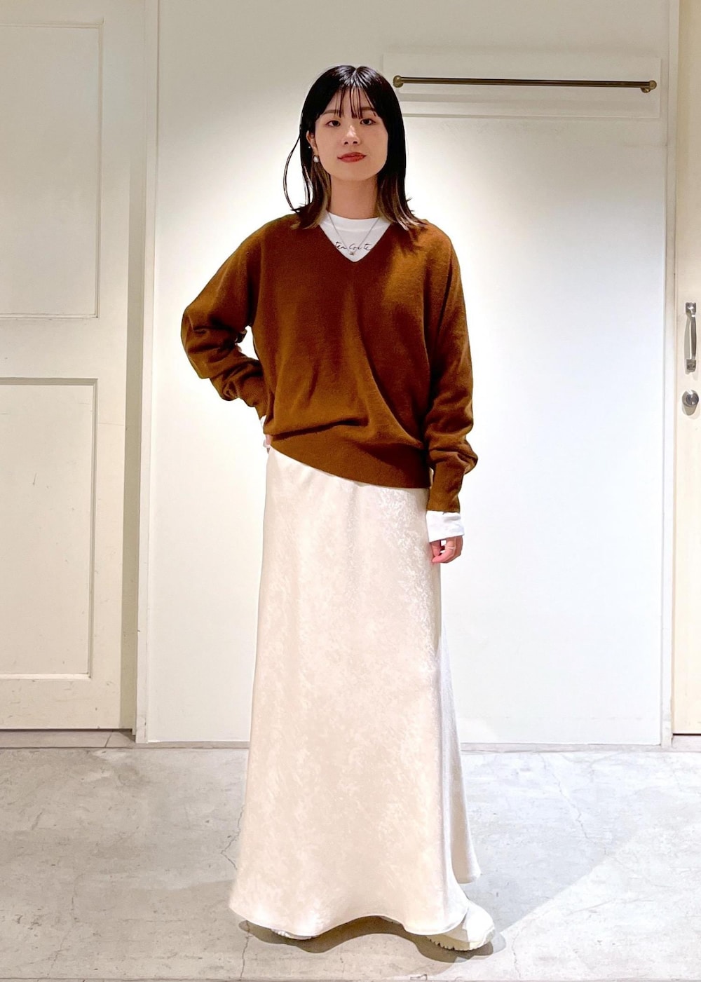 「カシミヤ、ニット、プルオーバー、ブラウン、Ｖネック、Jean Cocteau、Tシャツ、ホワイト、フレアスカート、サテン、New Balance、ML725、helen Moore、ファーバッグ、もこもこバッグ」｜「HELEN MOOREの【helen Moore】Detachable Gold（ハンドバッグ、ブラウン系）」を使った、michiruさん（レディース・156cm）の秋コーディネートの6枚目の写真