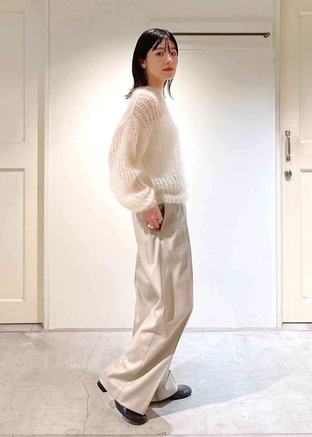 「BATONER、バトナー、モヘヤ、ニット、プルオーバー、ホワイト、ワイドパンツ、ベージュ、ウール、TEMBEA×Americana×SALON、グレー、初秋コーデ、秋コーデ、初冬コーデ、冬コーデ」｜「AMERICANAの【Americana×TEMBEA×SALON】別注トートバッグ＆ポシェットセット（トートバッグ、グレー系）」を使った、michiruさん（レディース・156cm）の秋コーディネートの7枚目の写真