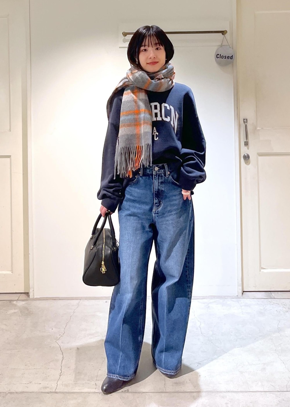 「Americana、スウェット、クロップド丈、プルオーバー、ロゴ、ネイビー、smile cotton、ハイネック、Tシャツ、ホワイト、インナー、デニム、バギーパンツ、ショートブーツ、REMME」｜「AULENTTIの【AULENTTI（オーレンティ）】DOLLAROボストンバッグ（ボストンバッグ、ブラック系）」を使った、michiruさん（レディース・156cm）の冬コーディネートの8枚目の写真