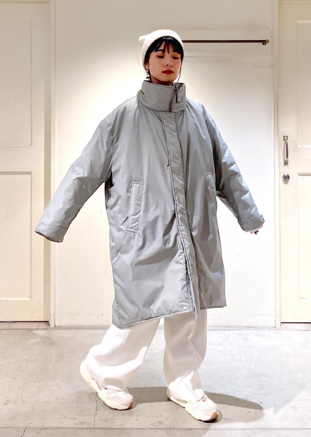 「DESCENTE、デサント、アウター、シルバー、ボーダー、Tシャツ、ハイウエスト、SALE、William Brunton、ウイリアムブラントン、ニット帽、スニーカー、ホワイト、パンツ、サロンアダムエロペ」|「SALON adam et rope'の【WEB限定】ポンチワイドボーダーロングスリーブビッグTシャツ(Tシャツ/カットソー、ブラック系)」を使った、michiruさん(レディース・156cm)の冬コーディネートの5枚目の写真