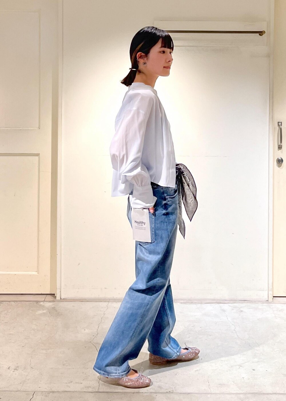 「クロップド丈、サックス、キャミソール、Healthy DENIM for SALON、Healthy DENIM、ヘルシーデニム、別注、porselli、ポルセリ、バレエシューズ、バンダナ、THROW、ホワイト、ブラウス、パンツ」|「E.PORSELLIの【porselli(ポルセリ)】ballet shoes patent/バレエシューズ(バレエシューズ、その他)」を使った、michiruさん(レディース・156cm)の冬コーディネートの6枚目の写真