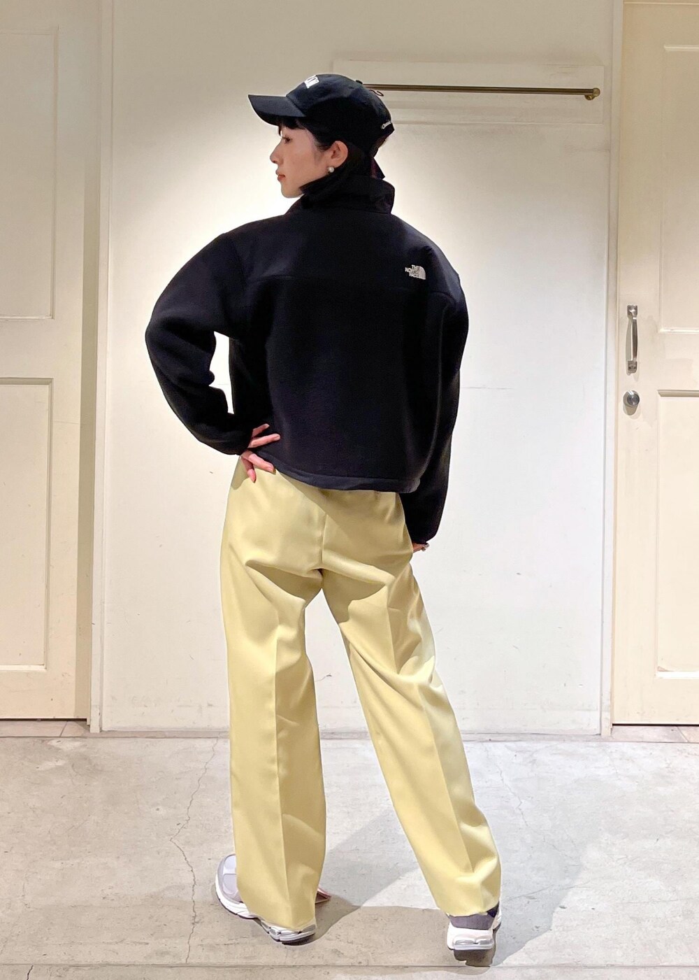 「THE NORTH FACE、ノースフェイス、フリース、ジャケット、New Balance、ニューバランス、Americana、アメリカーナ、キャップ、ブラック、パンツ、イエロー、グレー、スニーカー、サロンアダムエロペ」｜「SALON adam et rope'の【Americana（アメリカーナ）】47クリーンナップキャップ（キャップ、ブラック系）」を使った、michiruさん（レディース・156cm）の秋コーディネートの5枚目の写真