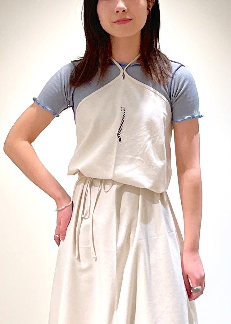 「Baserange、Tシャツ、シアー、ライトグレー、ホルターネックドレス、エプロン、ロング丈、ホワイト、オーガニックコットン、シルク、デニム、バギーデニム、ワイドパンツ、ブルー、MOHI」｜「SALON adam et rope'のセンタープレスバギーデニム（デニムパンツ、ブルー系）」を使った、michiruさん（レディース・156cm）の冬コーディネートの6枚目の写真