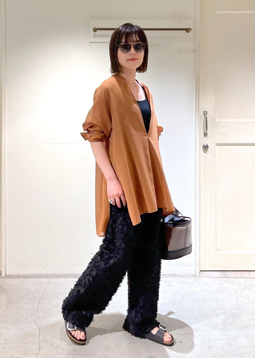 「オーガニックコットン、KINAN、タンクトップ、KIRYU、イージーパンツ、ジャガード、BIRKENSTOCK、Arizona Big Buckle LEOI、BAGMATI、クリアバッグ、messy weekend、サングラス、snapme_ap_sheer、ブラウン、カゴバッグ」|「BIRKENSTOCKの【BIRKENSTOCK】Arizona Big Buckle LEOI(サンダル、ブラック系)」を使った、michiruさん(レディース・156cm)の春コーディネートの2枚目の写真