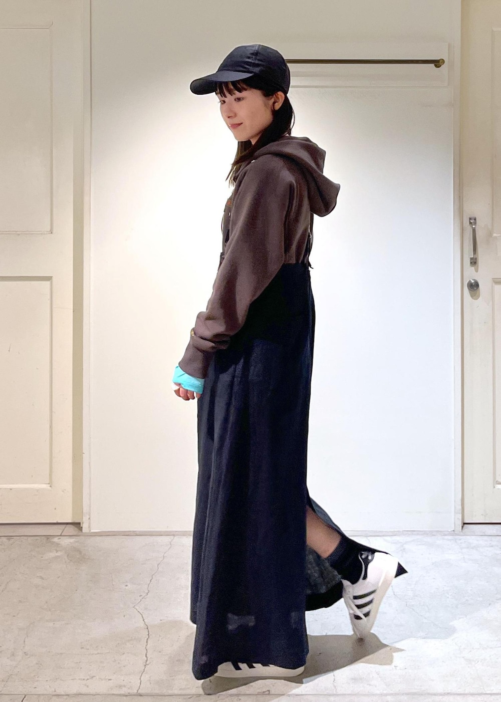 「アズマ裏毛、クロップド丈、カーキ、Baserange、Tシャツ、ブルー、トラペーズライン、ヨーロピアンフラックス、リネン、サスペンダー、ブラック、WEB限定、adidas、SUPERSTAR82、ホワイト」|「AMERICANAの【Americana(アメリカーナ) for SALON】別注CAP(キャップ、ブラック系)」を使った、michiruさん(レディース・156cm)の冬コーディネートの7枚目の写真