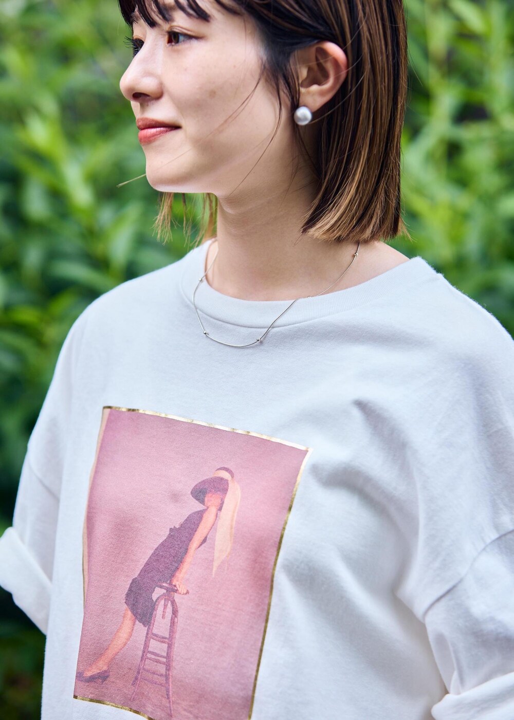 「audrey hepburn、audrey hepburn collection by jun、オードリー・ヘプバーン、オードリー・ヘプバーンコレクションバイジュン、Special2024、デザインTOPS、スカート、チュール、VINILO、バッグ、ブラック、グレー、シルバー、ホワイト、Tシャツ」｜「SALON adam et rope'の【VINILO（ヴィニーロ）】別注ビジューサンダル（サンダル、シルバー系）」を使った、michiruさん（レディース・156cm）の夏コーディネートの7枚目の写真