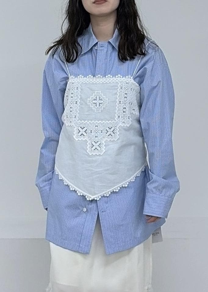 ホワイト系のスカート、ホワイト系のキャミソール、ブルー系のその他アウターを着用したレディースの冬コーディネートの8枚目の写真