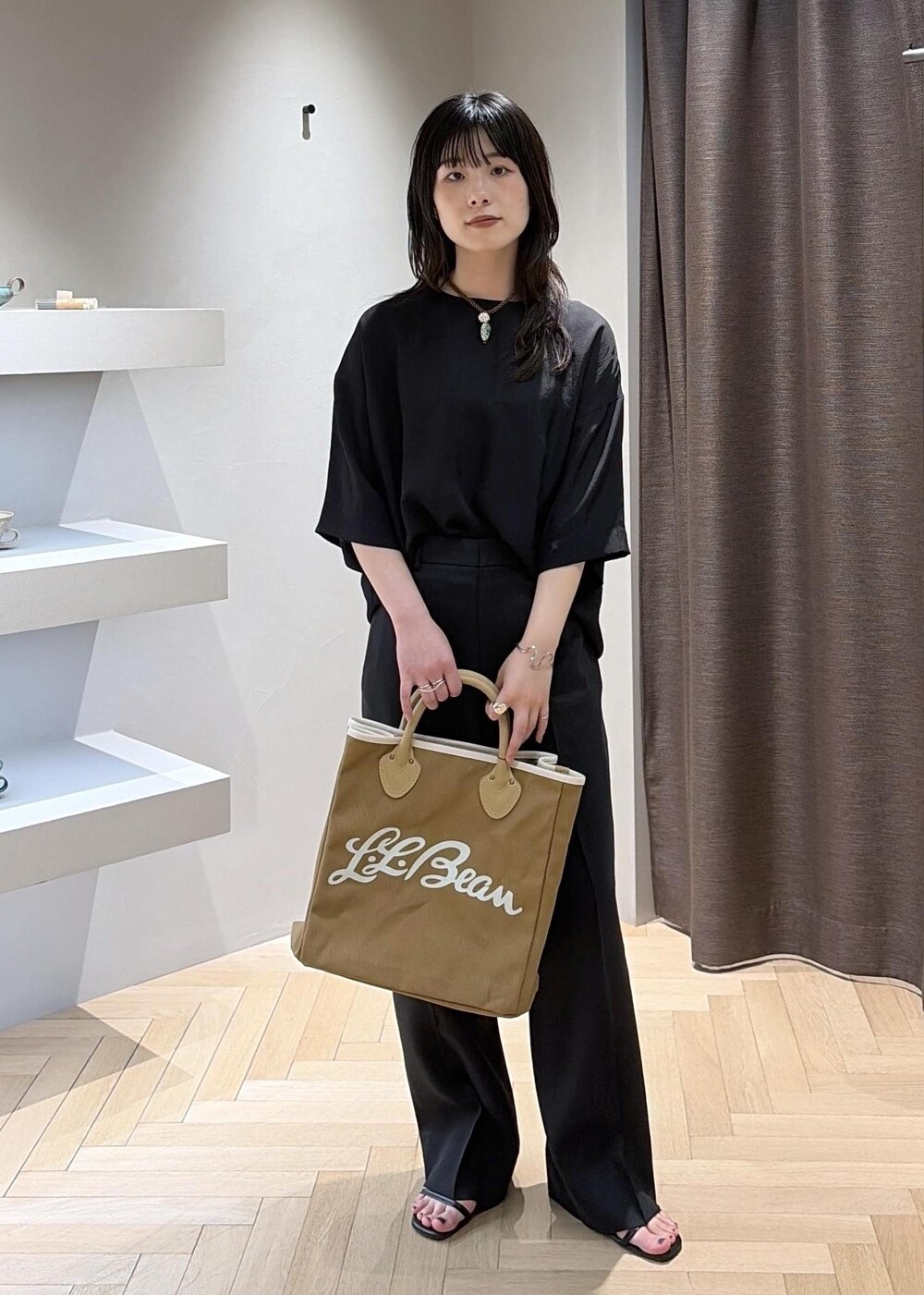 ブラック系のサンダル、ブラック系のシャツ/ブラウス、ブラック系のその他パンツを着用したレディースの夏コーディネートの7枚目の写真