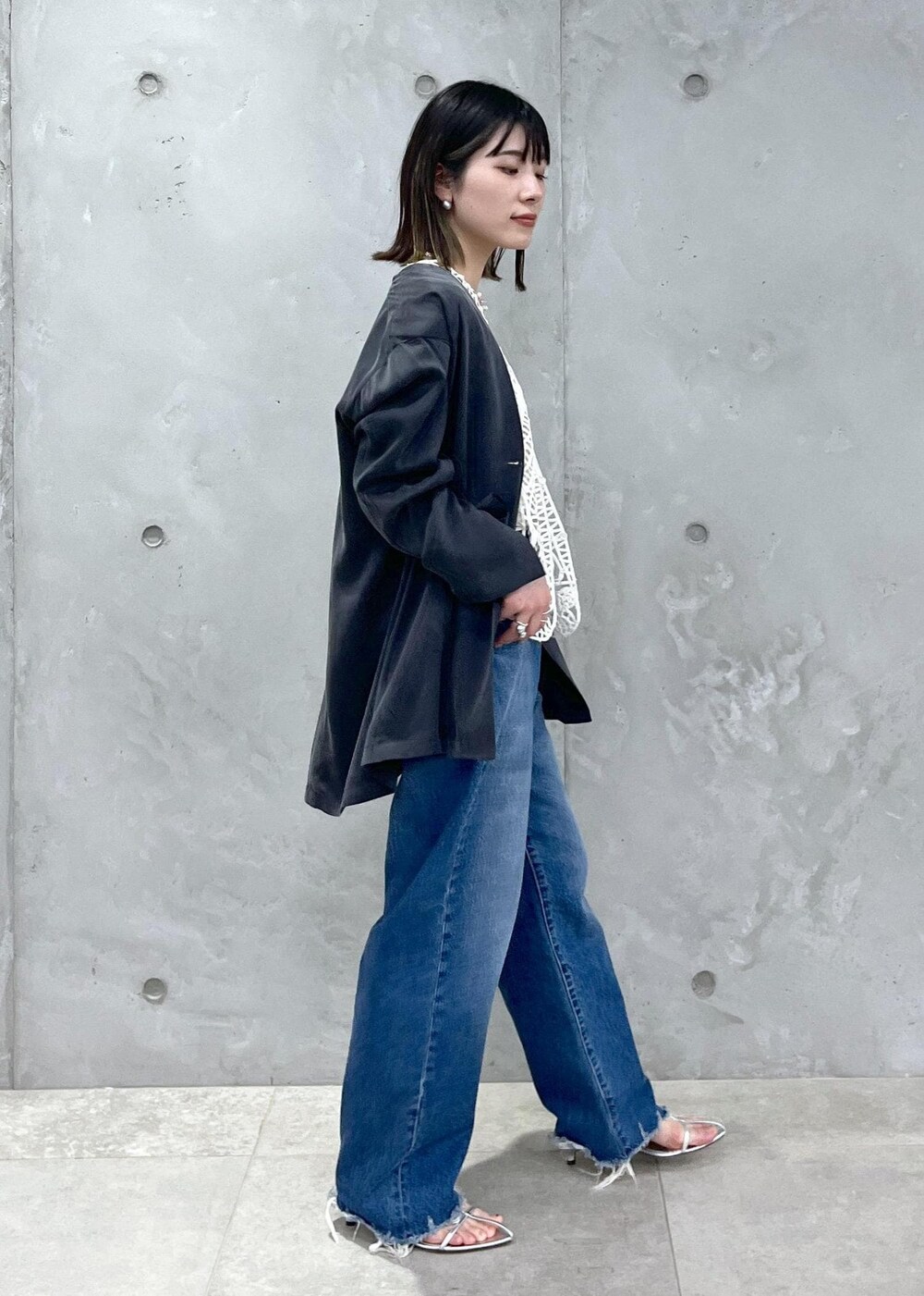 「24SS春の新作、ウォッシャブルシルク、シルク、ジャケット、ノーカラー、チャコール、ジレ、KURO for SALON、KURO、クロ、別注、サロンアダムエロペ、カゴバック、24SS SALON展示会、BAGMATI」|「SALON adam et rope'のウォッシャブルシルクシャツジャケット【セットアップ対応】(ノーカラージャケット、グレー系)」を使った、michiruさん(レディース・156cm)の冬コーディネートの5枚目の写真