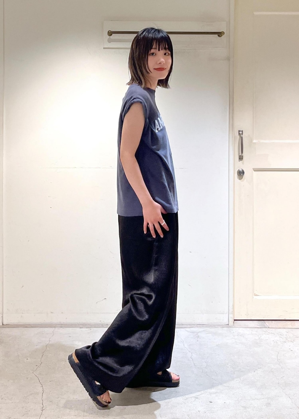 「夏コーデ、デザインTOPS、Americana、チャコール、オールインワン、アセテート、サテン、BIRKENSTOCK、Arizona Platform Flex Mesh、KiU for SALON、KiU、リュック、別注、アクティブコーデ、バックパック」｜「AMERICANAの【Americana（アメリカーナ）】ロゴプリントロールアップT2（Tシャツ/カットソー、ブラック系）」を使った、michiruさん（レディース・156cm）の夏コーディネートの8枚目の写真
