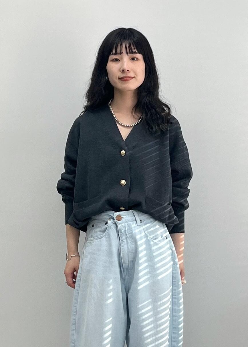 ブルー系のデニムパンツ、グレー系のカーディガン/ボレロ、ブラック系のショルダーバッグを着用したレディースの夏コーディネートの8枚目の写真