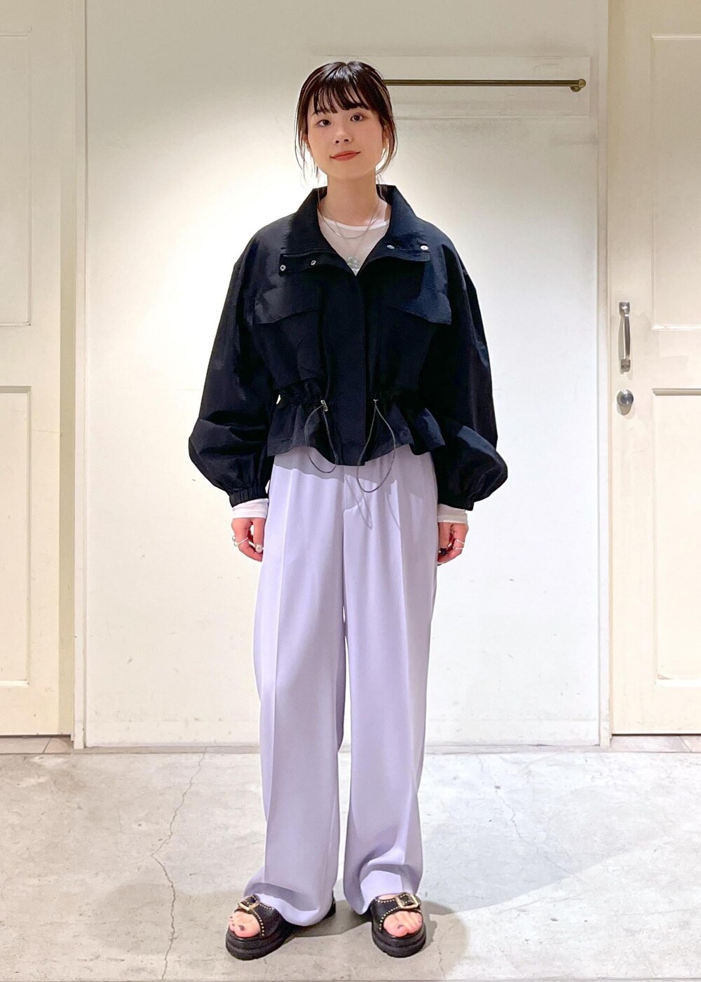 「ブルゾン、シアー、Tシャツ、スラックス、MOHI、別注、ショルダーバック、トートバッグ、アメリカーナ、ブラック、パンツ、ラベンダー、サンダル、厚底、サロンアダムエロペ」｜「SALON adam et rope'のシアークルーネックプルオーバー（Tシャツ/カットソー、ホワイト系）」を使った、michiruさん（レディース・156cm）の冬コーディネートの8枚目の写真