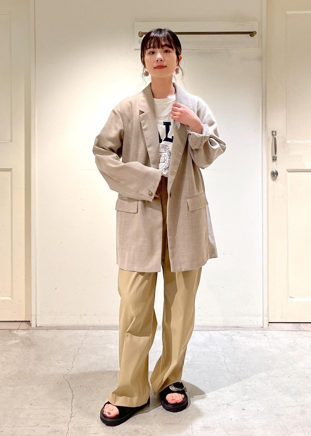 「24SS春の新作、UP + LIKE LINEN、GOOD ROCK SPEED、YALE、別注、MOHI、KARL BLOSSFELD、トートバッグ、サロンアダムエロペ、24SS_SALON_OUTER、春アウター、ERICKA NICOLAS BEGAY、ナバホパール、シルバーアクセサリー、ベージュ」|「SALON adam et rope'の【KARL BLOSSFELD】フォトプリントトートバッグ(トートバッグ、ホワイト系)」を使った、michiruさん(レディース・156cm)の冬コーディネートの5枚目の写真