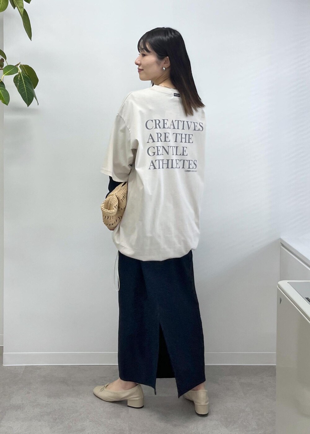 「Americana for SALON、Americana、Tシャツ、半袖、オーバーサイズ、オフホワイト、プルオーバー、クロップド丈、ラメ、ネイビー、タイトスカート、porselli、バレエヒール、ベージュ、MAISON N.H PARIS」|「SALON adam et rope'のシャイニージャカードクロップドプルオーバー(Tシャツ/カットソー、ブルー系)」を使った、michiruさん(レディース・156cm)の冬コーディネートの6枚目の写真