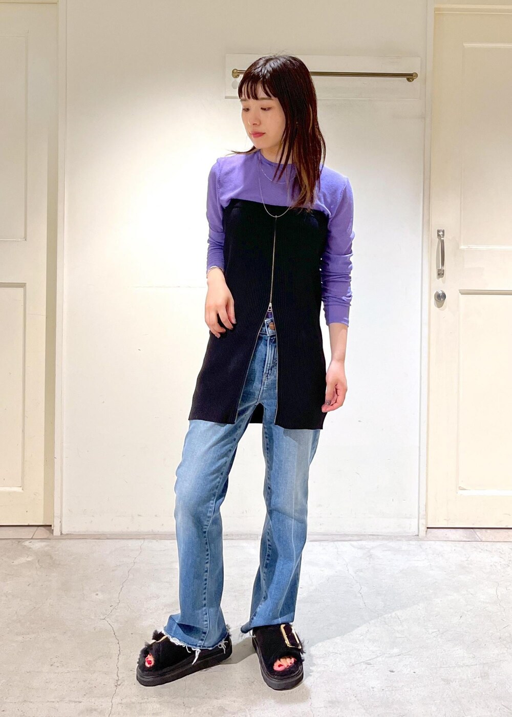 「23AW秋の新作、骨格ウェーブ、ブルベ、低身長、サロンアダムエロペ、KINAN、ビスチェ、redcardtokyo、MOHI、SALON adam et ropé、秋コーデ、ロンT、デニム、カラー×コーデ、レイヤードスタイル」|「SALON adam et rope'のKINANシアーリブロングTシャツ(Tシャツ/カットソー、パープル系)」を使った、michiruさん(レディース・156cm)の夏コーディネートの2枚目の写真