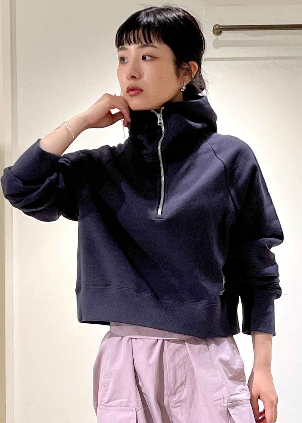 「23AW秋の新作、骨格ウェーブ、ブルベ、低身長、パーカー、クロップド丈、MOHI、サロンアダムエロペ、Americana、アメリカーナ、ムートン、秋服準備はじめました、ハーフジップ、休日スタイル、SALON　adam et rope'」｜「SALON adam et rope'の[ご好評につき再入荷・新色追加！]【洗える】カーヴィーカーゴパンツ2（カーゴパンツ、パープル系）」を使った、michiruさん（レディース・156cm）の夏コーディネートの4枚目の写真