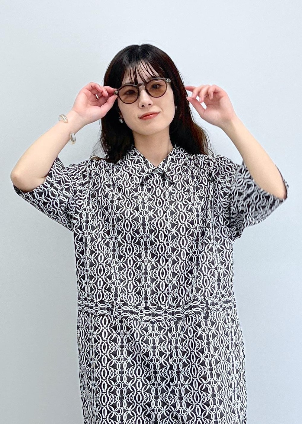 「オールインワン、リバティ、レザー、春コーデ、初夏コーデ、デートコーデ、お出かけコーデ、旅行コーデ、アウトドアコーデ、フェスコーデ、推し活コーデ、女子会コーデ、モード、大人カジュアル、パンツスタイル」|「SALON adam et rope'のナローストラップサンダル(サンダル、ブラック系)」を使った、michiruさん(レディース・156cm)の春コーディネートの10枚目の写真