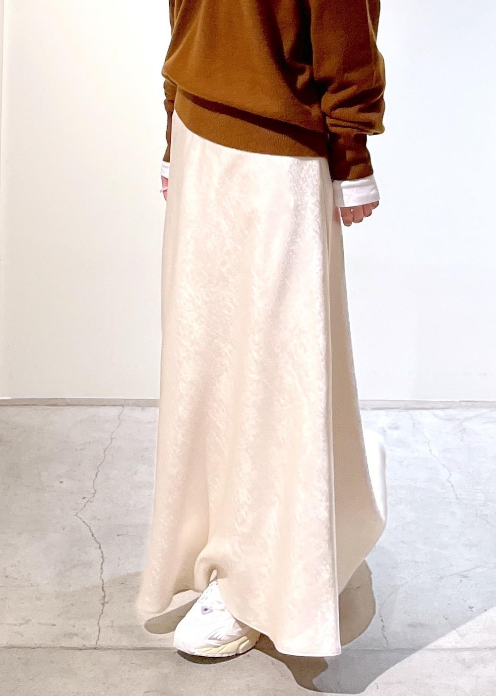 「カシミヤ、ニット、プルオーバー、ブラウン、Ｖネック、Jean Cocteau、Tシャツ、ホワイト、フレアスカート、サテン、New Balance、ML725、helen Moore、ファーバッグ、もこもこバッグ」｜「HELEN MOOREの【helen Moore】Detachable Gold（ハンドバッグ、ブラウン系）」を使った、michiruさん（レディース・156cm）の秋コーディネートの8枚目の写真