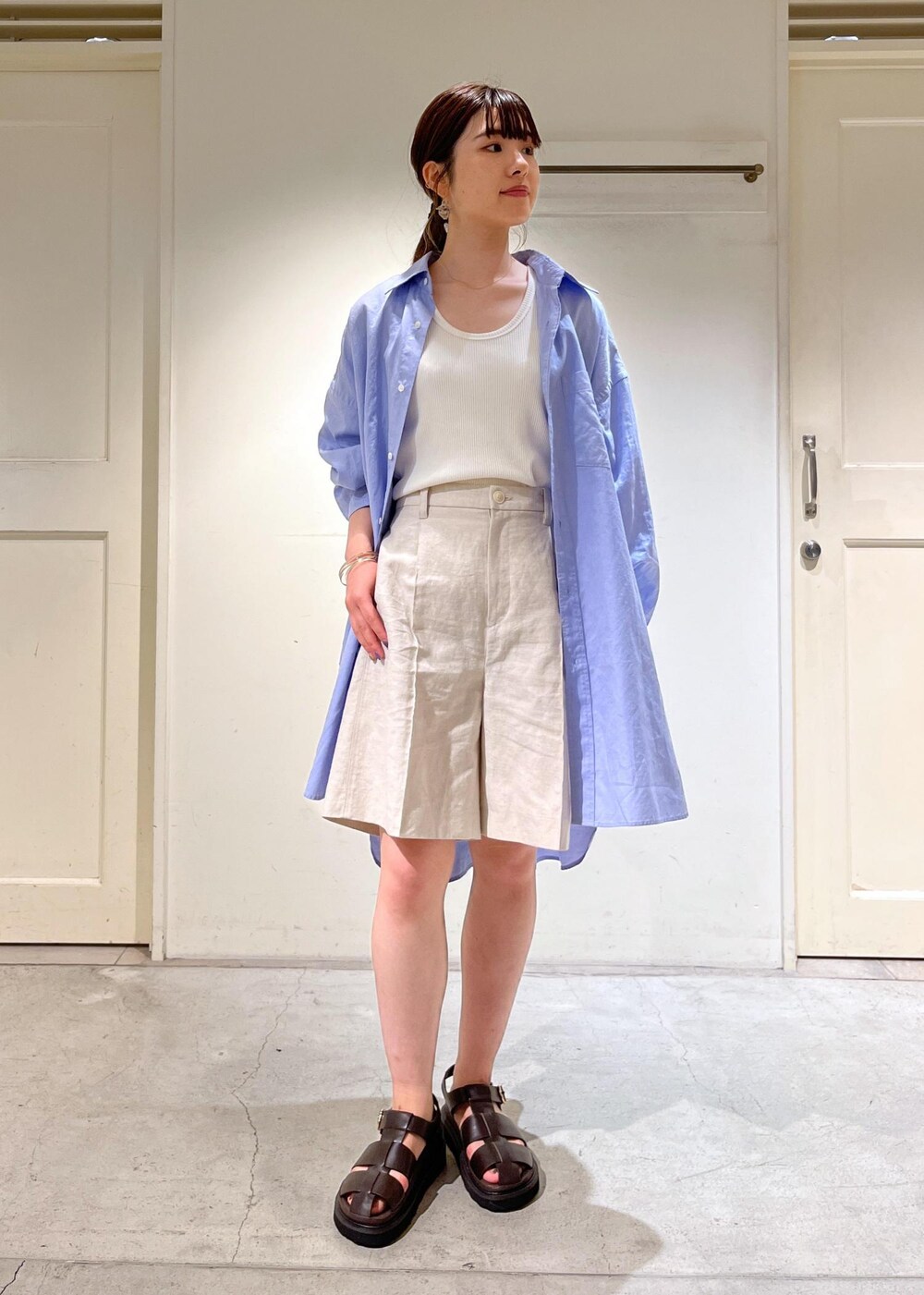 「骨格ウェーブ、ブルベ、低身長、Americana、アメリカーナ、タンクトップ、ショートパンツ、レザーサンダル、MOHI、サロンアダムエロペ、SALON　adam et rope'、夏コーデ、休日スタイル、ビッグシルエット、お出かけコーデ」｜「SALON adam et rope'の【セットアップ対応】麻混ヘリンボンショートパンツ（その他パンツ、ベージュ系）」を使った、michiruさん（レディース・156cm）の夏コーディネートの3枚目の写真