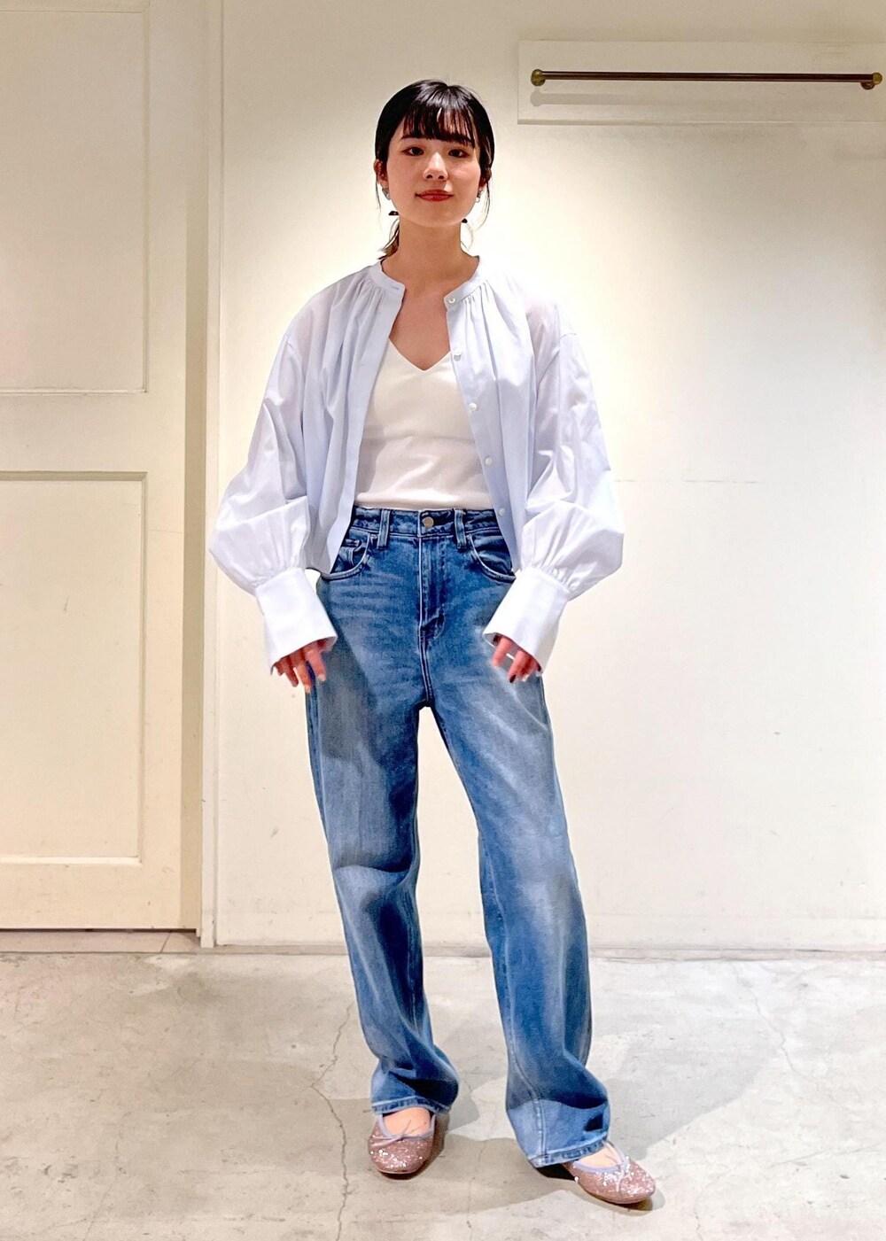 「クロップド丈、サックス、キャミソール、Healthy DENIM for SALON、Healthy DENIM、ヘルシーデニム、別注、porselli、ポルセリ、バレエシューズ、バンダナ、THROW、ホワイト、ブラウス、パンツ」|「E.PORSELLIの【porselli(ポルセリ)】ballet shoes patent/バレエシューズ(バレエシューズ、その他)」を使った、michiruさん(レディース・156cm)の冬コーディネートの9枚目の写真