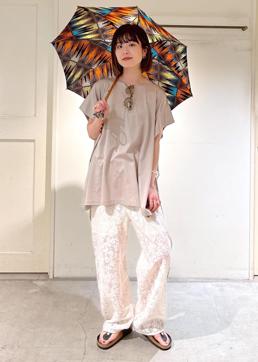 「Tシャツ、オーガニックコットン、BIRKENSTOCK、Gizeh Big Buckle LEOI、IZIPIZI、POPUP、サングラス、bonbonstore、日傘、ベージュ、プルオーバー、オーバーサイズ、ホワイト、パンツ、レース」｜「SALON adam et rope'のスムースフロープルオーバー/ビッグTシャツ【接触冷感・UVケア】（Tシャツ/カットソー、ベージュ系）」を使った、michiruさん（レディース・156cm）の春コーディネートの2枚目の写真