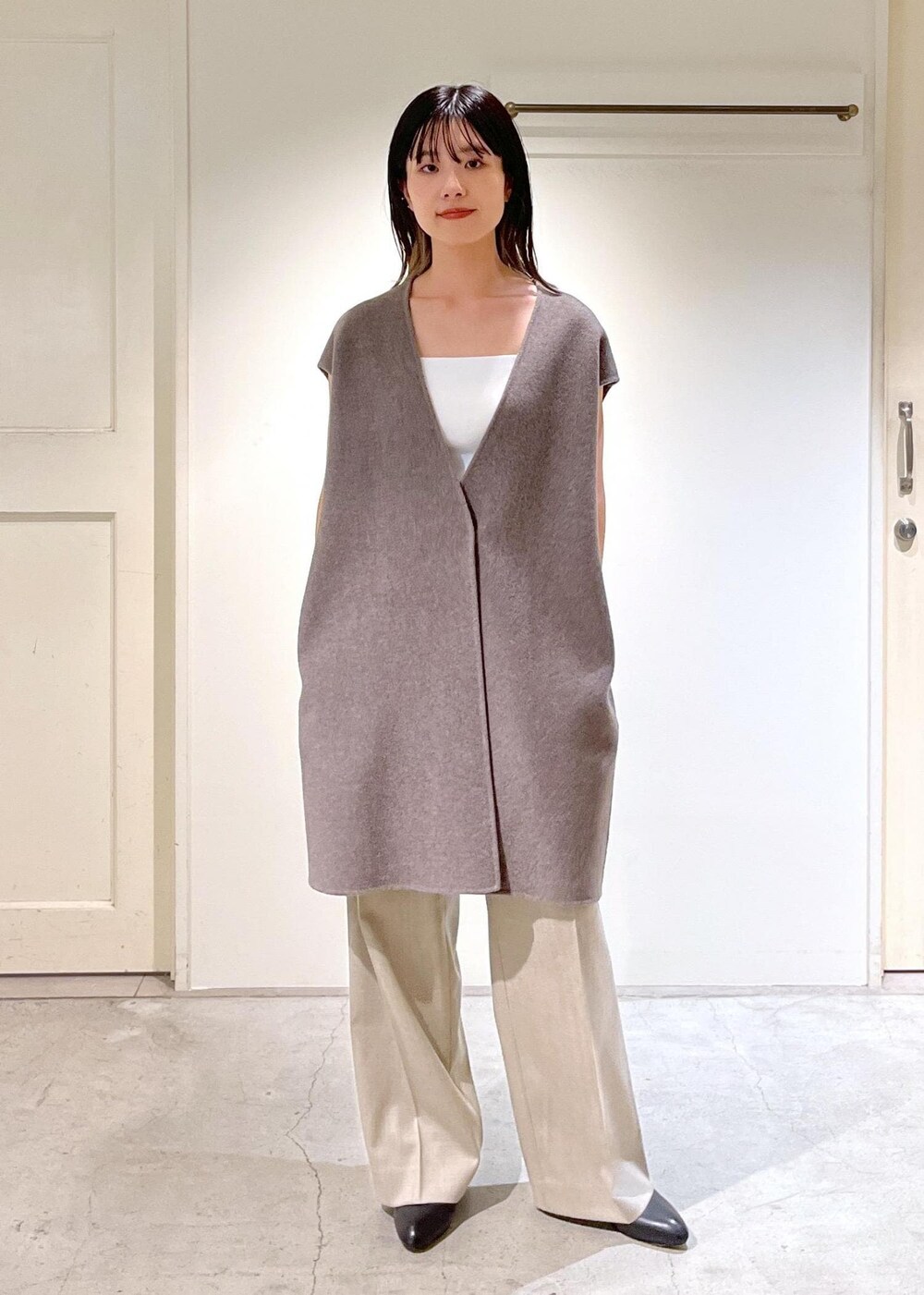 「ピュアラムウール、ジャケット、アウター、グレー、ジャケットコート、ジレ、キャミソール、ホワイト、VISTO WOOL GABA、ワイドパンツ、ストレート、ベージュ、REMME、ショートブーツ、ブラック」｜「SALON adam et rope'の[追加]コットンリブカップ付きベアキャミ2（チューブトップ、ホワイト系）」を使った、michiruさん（レディース・156cm）の秋コーディネートの8枚目の写真