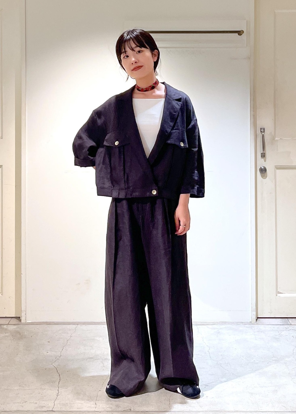 「リネンツイル、羽織、ホワイト、PUMA、SPEEDCAT GO WNS、スピードキャット、LY、Gargantilla、春コーデ、初夏コーデ、初秋コーデ、お仕事コーデ、セレモニーコーデ、授業参観日コーデ、デートコーデ」|「SALON adam et rope'のリネンツイルブルゾン(ブルゾン、ブラック系)」を使った、michiruさん(レディース・156cm)の夏コーディネートの6枚目の写真