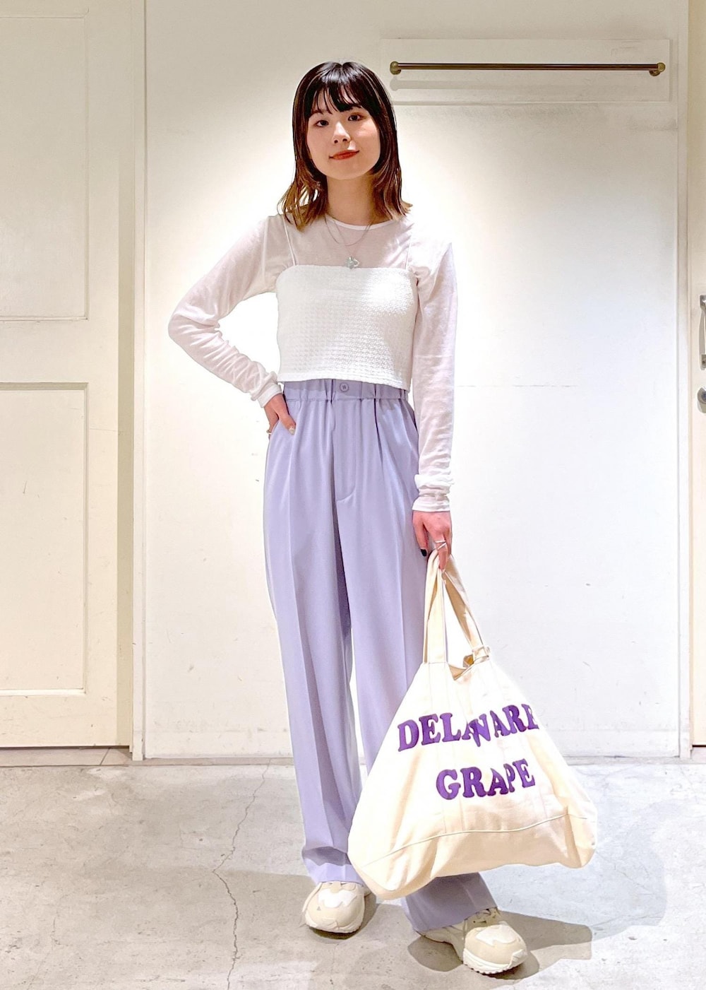 ホワイト系のスニーカー、ホワイト系のチューブトップ、ホワイト系のTシャツ/カットソーを着用したレディースの春コーディネートの3枚目の写真