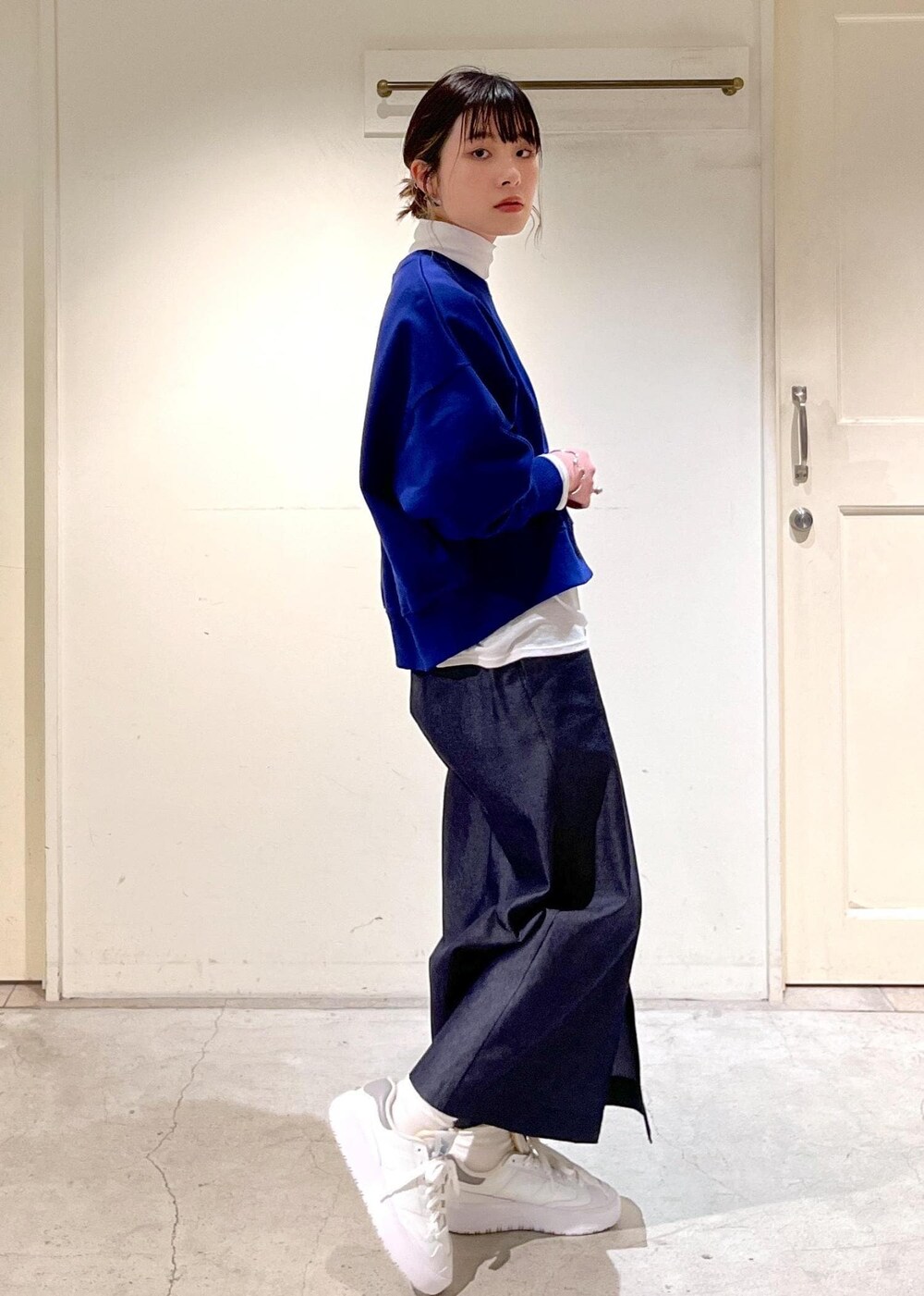 ホワイト系のTシャツ/カットソー、ホワイト系のトートバッグ、ブルー系のスウェットを着用したレディースの冬コーディネートの9枚目の写真