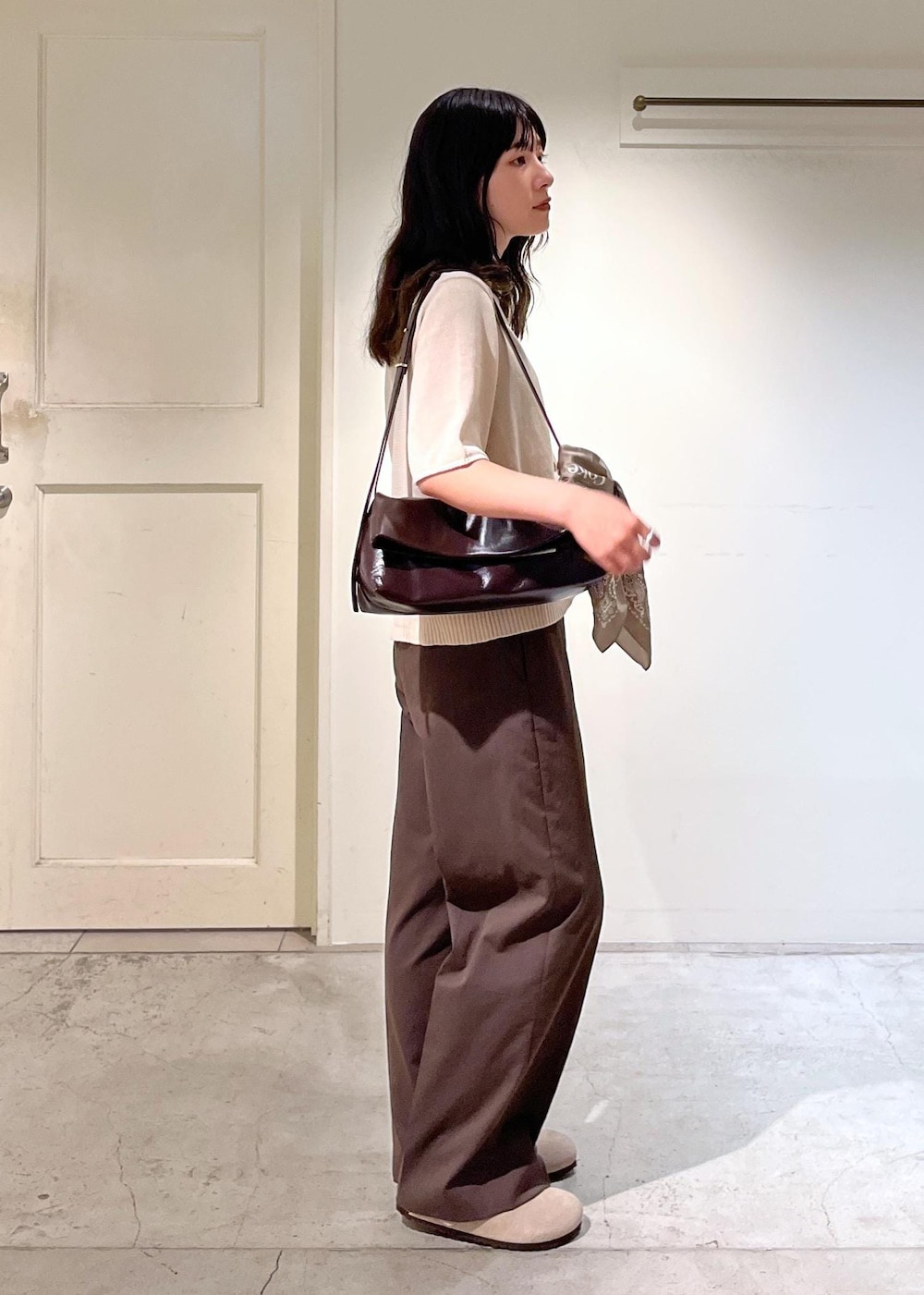 「羽織、半袖、ブラウン、BIRKENSTOCK、Boston、レザー、WS、Coca-Cola、初秋コーデ、秋コーデ、お仕事コーデ、お出かけコーデ、旅行コーデ、推し活コーデ、女子会コーデ」|「BIRKENSTOCKの【BIRKENSTOCK(ビルケンシュトック)】Boston/ボストン(サンダル、グレー系)」を使った、michiruさん(レディース・156cm)の夏コーディネートの3枚目の写真