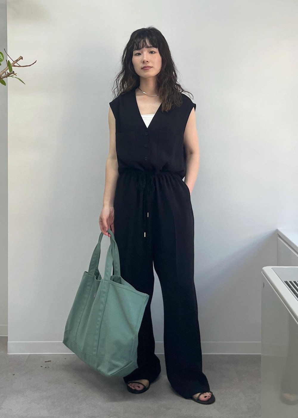 「L.L.Bean for SALON、L.L.Bean、グロサリートート、カーキ、バックサテン、ブラック、プリマベール、ホワイト、BRENTELLA、VIRNINA、ミュール、初夏コーデ、夏コーデ、お仕事コーデ、デートコーデ」｜「SALON adam et rope'のプリマベールファームリーリブタンクトップ［UVケア・洗える］（タンクトップ、ホワイト系）」を使った、michiruさん（レディース・156cm）の春コーディネートの6枚目の写真