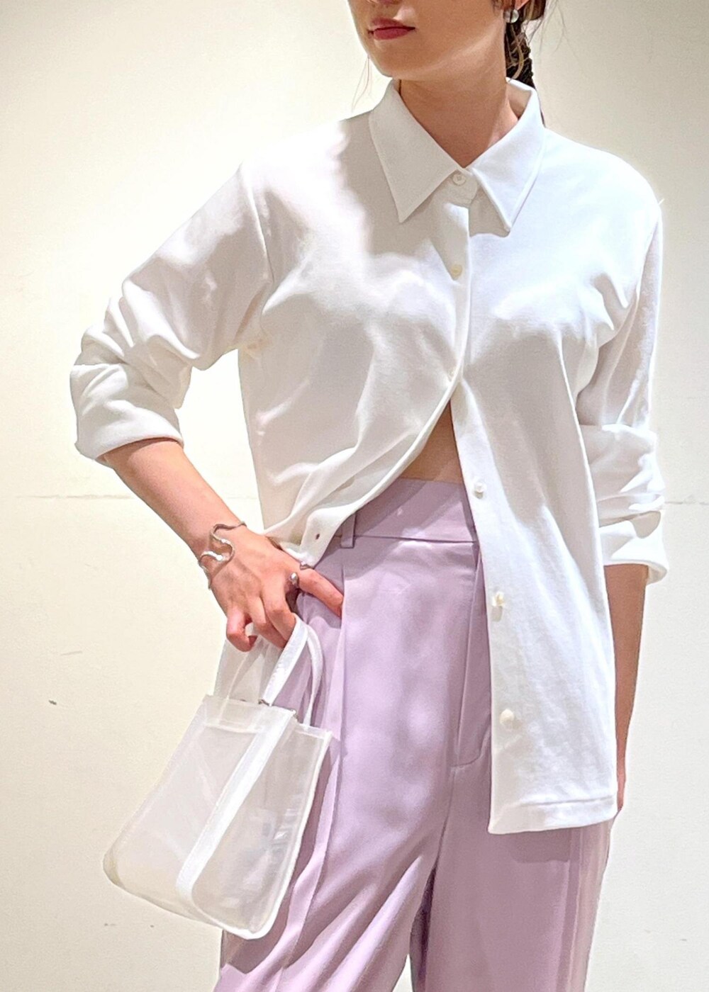 「骨格ウェーブ、ブルベ、低身長、KINAN、イージーパンツ、porselli、バレエシューズ、PLASTICITY、POPUP、お出かけコーデ、サロンアダムエロペ、SALON　adam et rope'、シャツスタイル、リラックススタイル、パンツスタイル」｜「SALON adam et rope'の【porselli（ポルセリ）】バレエシューズ / シルバー（バレエシューズ、シルバー系）」を使った、michiruさん（レディース・156cm）の夏コーディネートの5枚目の写真