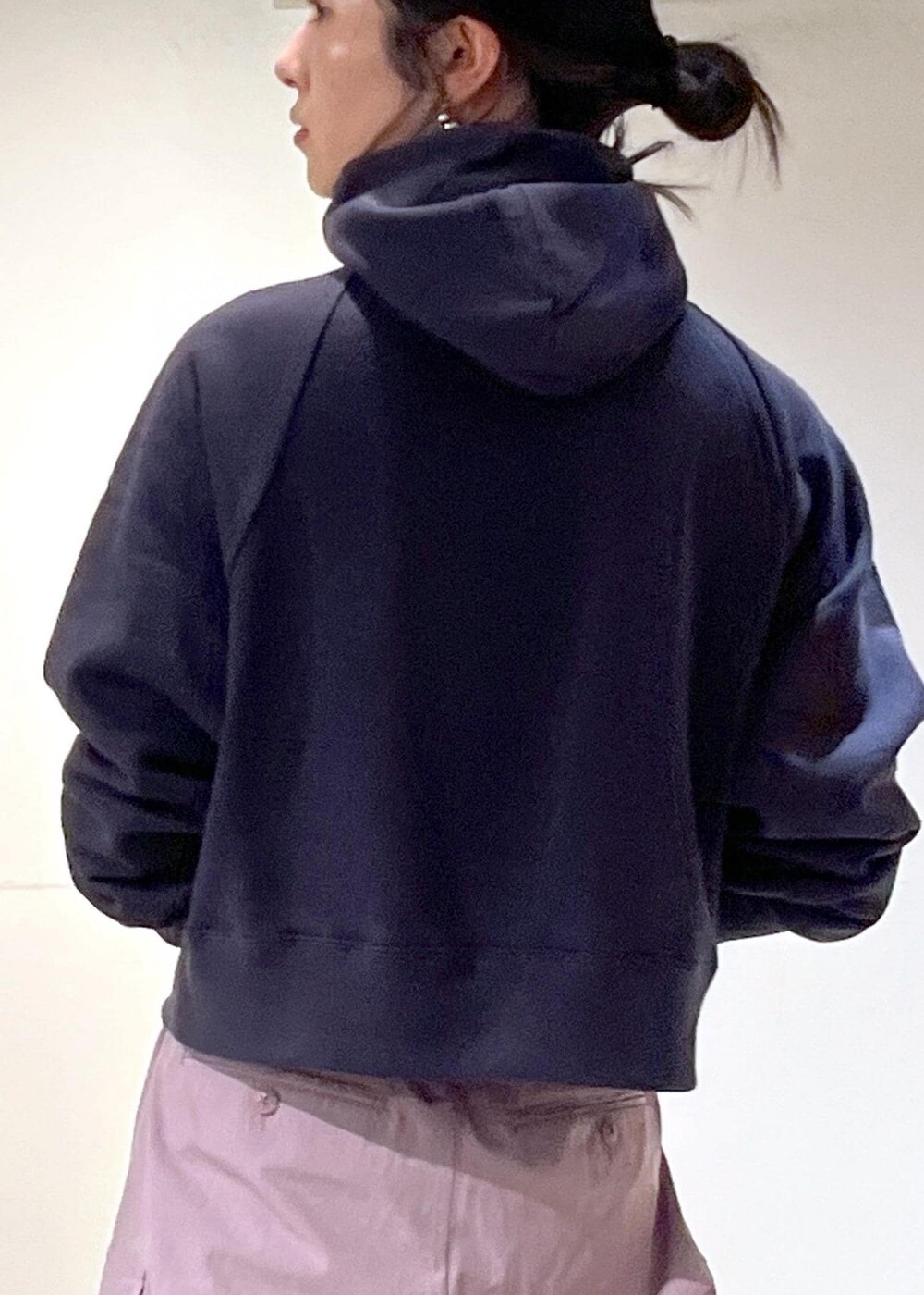 「23AW秋の新作、骨格ウェーブ、ブルベ、低身長、パーカー、クロップド丈、MOHI、サロンアダムエロペ、Americana、アメリカーナ、ムートン、秋服準備はじめました、ハーフジップ、休日スタイル、SALON　adam et rope'」｜「SALON adam et rope'の[ご好評につき再入荷・新色追加！]【洗える】カーヴィーカーゴパンツ2（カーゴパンツ、パープル系）」を使った、michiruさん（レディース・156cm）の夏コーディネートの6枚目の写真