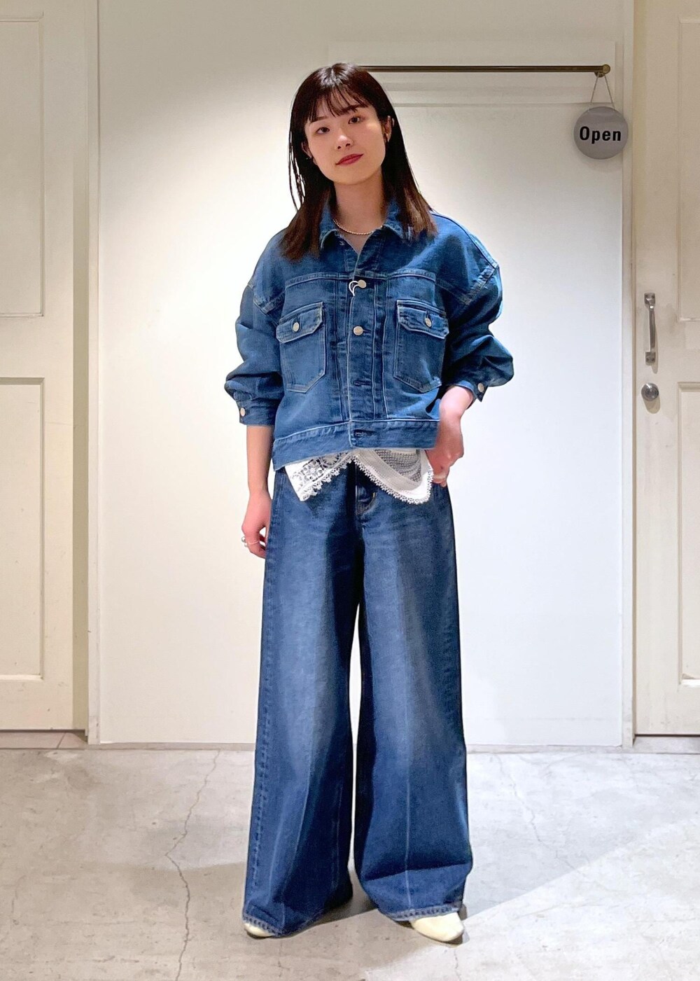 「redcardtokyo、デニムジャケット、デニム、ブルー、レース、ホワイト、バギーパンツ、AULENTTI、ショルダーバッグ、レザー、ベージュ、ERICKA NICOLAS BEGAY、シルバー、Lafayette、初春コーデ」｜「AULENTTIの【AULENTTI（オーレンティ）】DOLLAROボストンバッグ（ボストンバッグ、ベージュ系）」を使った、michiruさん（レディース・156cm）の冬コーディネートの5枚目の写真
