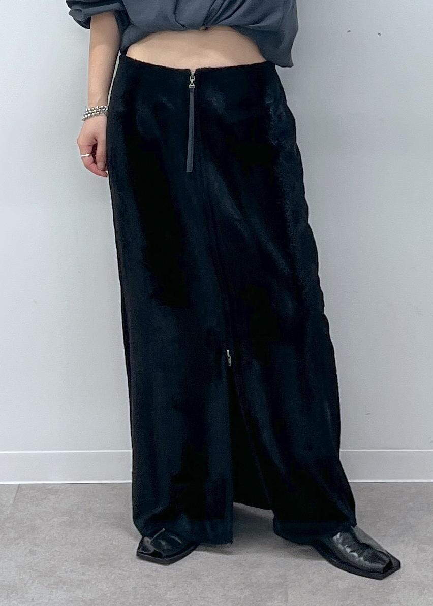 ブラック系のスカート、ブラック系のブルゾン、ブラック系のサンダルを着用したレディースの秋コーディネートの8枚目の写真