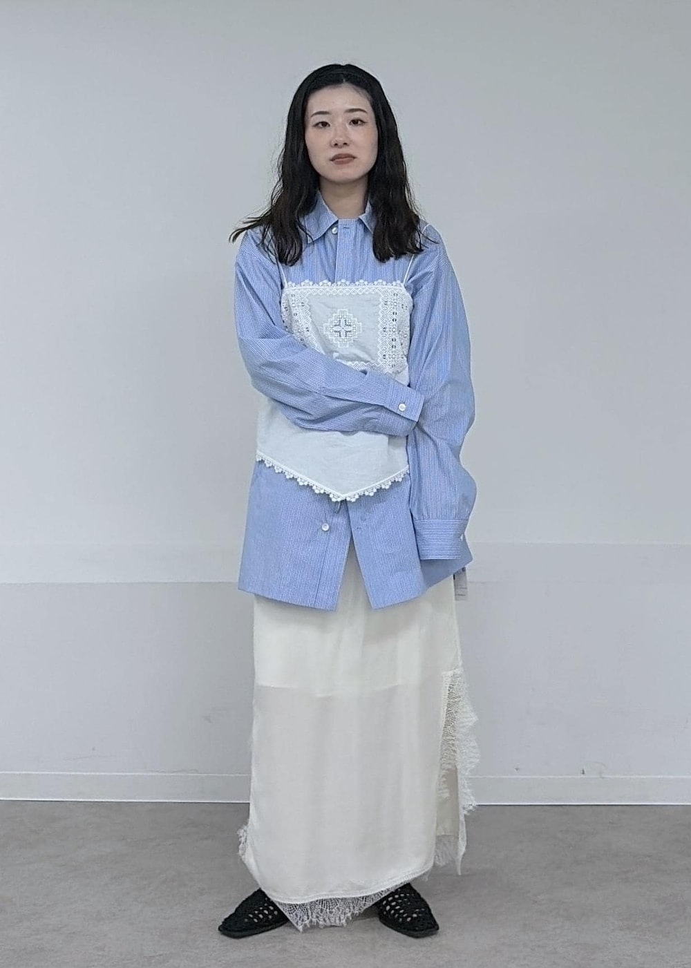 ホワイト系のスカート、ホワイト系のキャミソール、ブルー系のその他アウターを着用したレディースの冬コーディネートの2枚目の写真