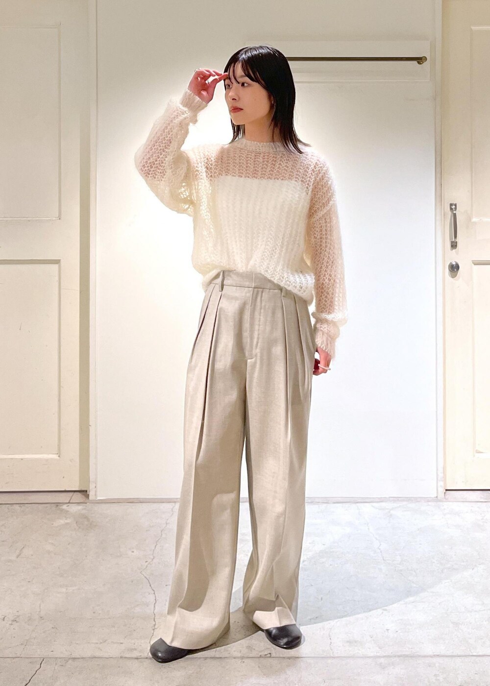 「BATONER、バトナー、モヘヤ、ニット、プルオーバー、ホワイト、ワイドパンツ、ベージュ、ウール、TEMBEA×Americana×SALON、グレー、初秋コーデ、秋コーデ、初冬コーデ、冬コーデ」｜「AMERICANAの【Americana×TEMBEA×SALON】別注トートバッグ＆ポシェットセット（トートバッグ、グレー系）」を使った、michiruさん（レディース・156cm）の秋コーディネートの4枚目の写真