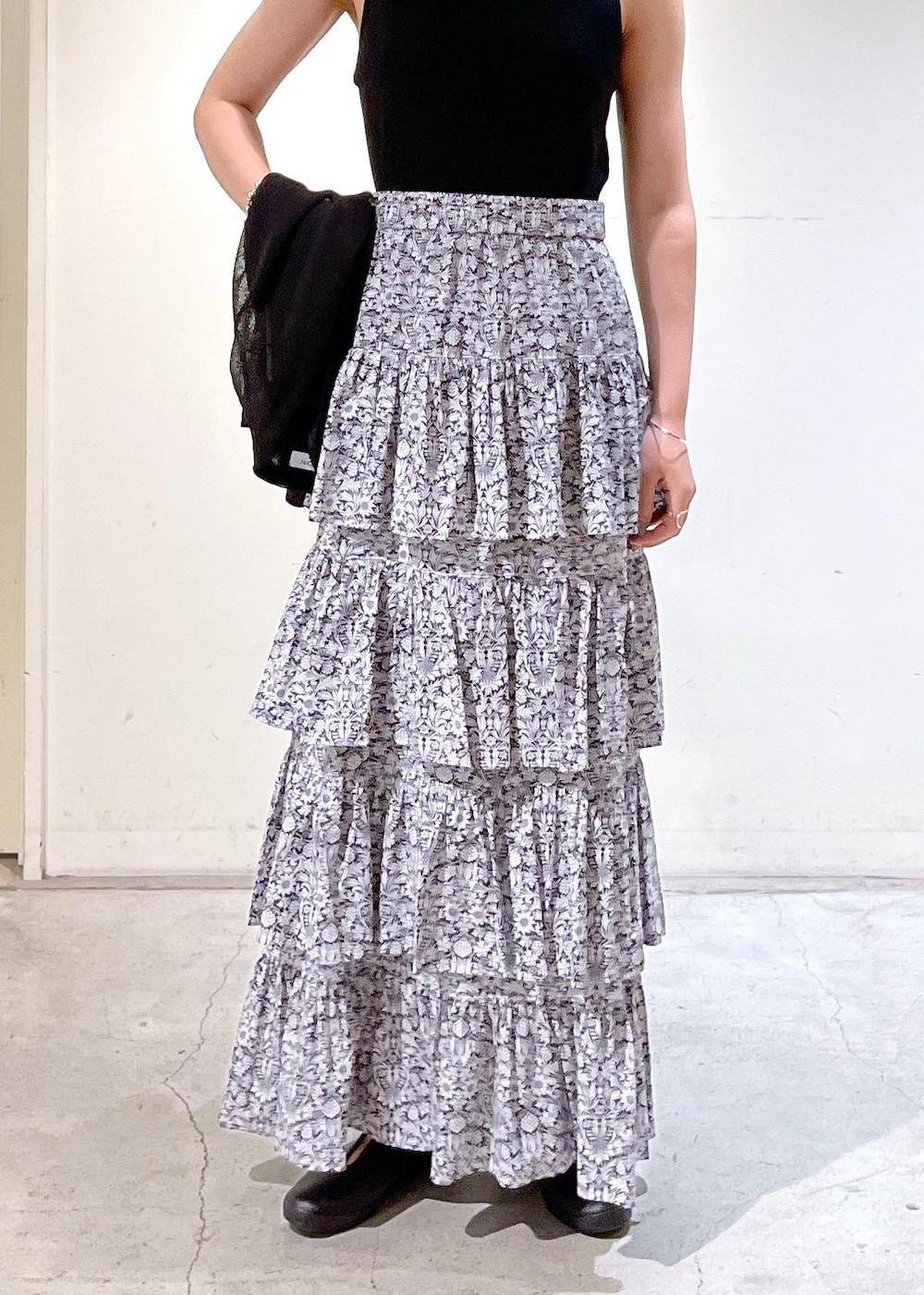 「シアー、LIBERTY、P.NINA、MOONSTAR FINE VULCANIZED、LITE PRIM ST、ブラック、ノースリーブ、ロング、ウエストゴム、ティアードスカート、春コーデ、初夏コーデ、夏コーデ、デートコーデ、お出かけコーデ」｜「SALON adam et rope'の[24SS]LIBERTY（リバティ）プリントティアードスカート【洗える】（スカート、ブラック系）」を使った、michiruさん（レディース・156cm）の夏コーディネートの10枚目の写真