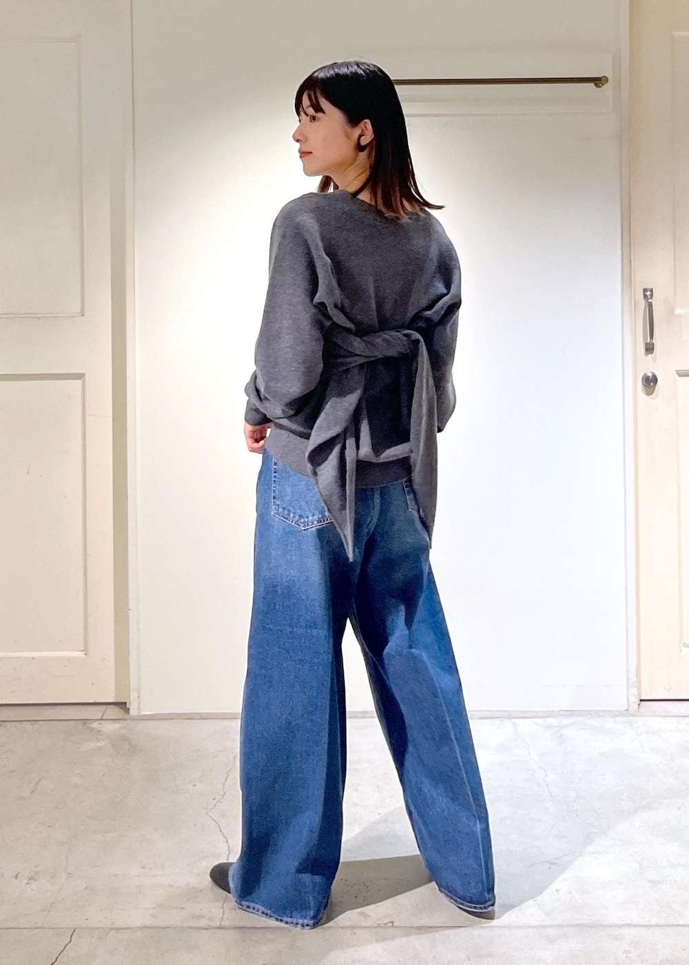 「カシミヤ、ニット、プルオーバー、グレー、Vネック、ショール、バンダナ、ワイドパンツ、バギーパンツ、デニム、ネイビー、REMME、ショートブーツ、ヒールブーツ、レザー」|「SALON adam et rope'の【REMME(レメ)】アンクルブーツ 5センチピンヒール(ブーツ、ブラック系)」を使った、michiruさん(レディース・156cm)の秋コーディネートの3枚目の写真