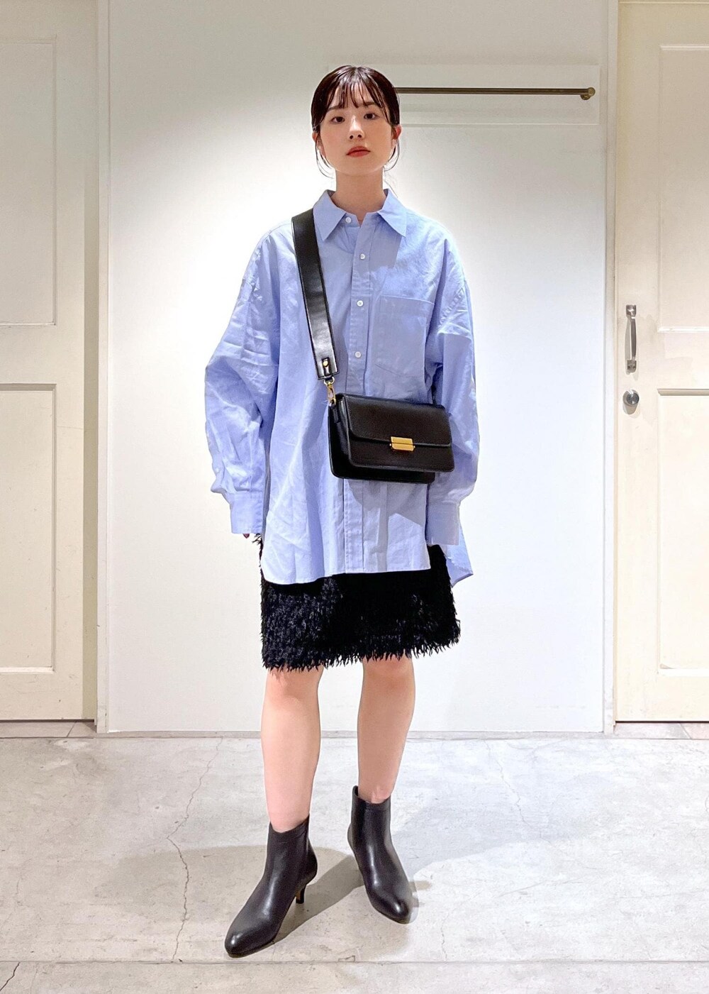 「Americana for SALON、Americana、クラッチバッグ、REMME、ブラック、ブルー、シャツ、フリンジ、ブーツ、ヒール、レザー、ショートブーツ、初秋コーデ、秋コーデ、デートコーデ」｜「SALON adam et rope'のフェザーレイヤードスカート/ミニスカート【洗える】（スカート、ブラック系）」を使った、michiruさん（レディース・156cm）の秋コーディネートの2枚目の写真
