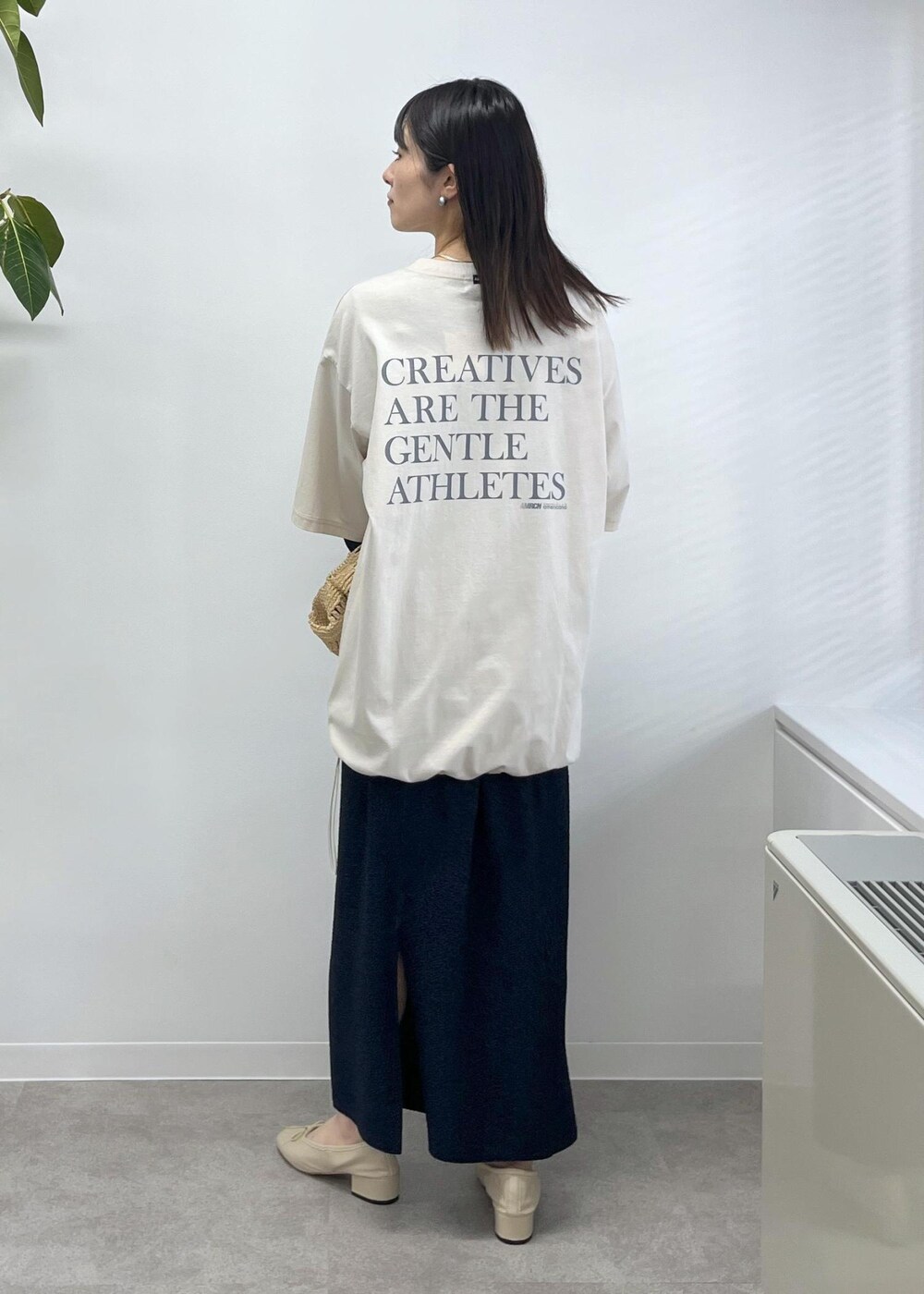 「Americana for SALON、Americana、Tシャツ、半袖、オーバーサイズ、オフホワイト、プルオーバー、クロップド丈、ラメ、ネイビー、タイトスカート、porselli、バレエヒール、ベージュ、MAISON N.H PARIS」|「SALON adam et rope'のシャイニージャカードクロップドプルオーバー(Tシャツ/カットソー、ブルー系)」を使った、michiruさん(レディース・156cm)の冬コーディネートの7枚目の写真