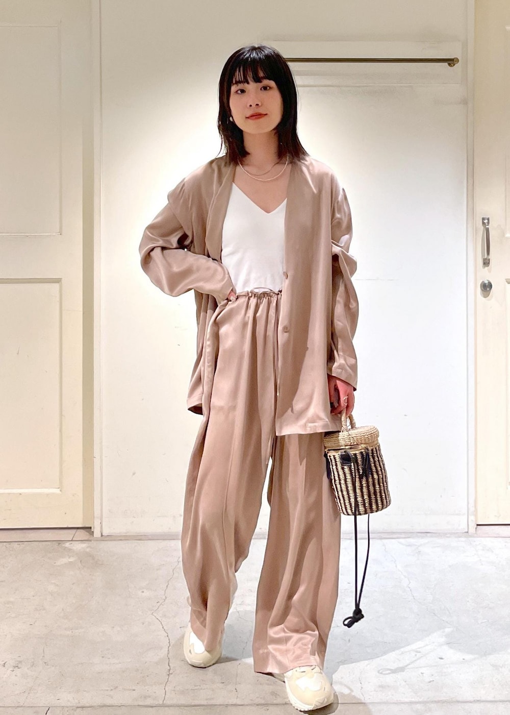 「24SS春の新作、GENTLE SILK、ジェントルシルク、ウォッシャブルシルク、ジャケット、サロンアダムエロペ、イージーパンツ、MOONSTAR、810s、BAGMATI、バグマティ、ショルダーバッグ、カゴバッグ、ERICKA NICOLAS BEGAY、エリッカニコラスビゲイ」|「SALON adam et rope'のGENTLE SILKシャツジャケット【セットアップ対応】(ノーカラージャケット、イエロー系)」を使った、michiruさん(レディース・156cm)の冬コーディネートの4枚目の写真