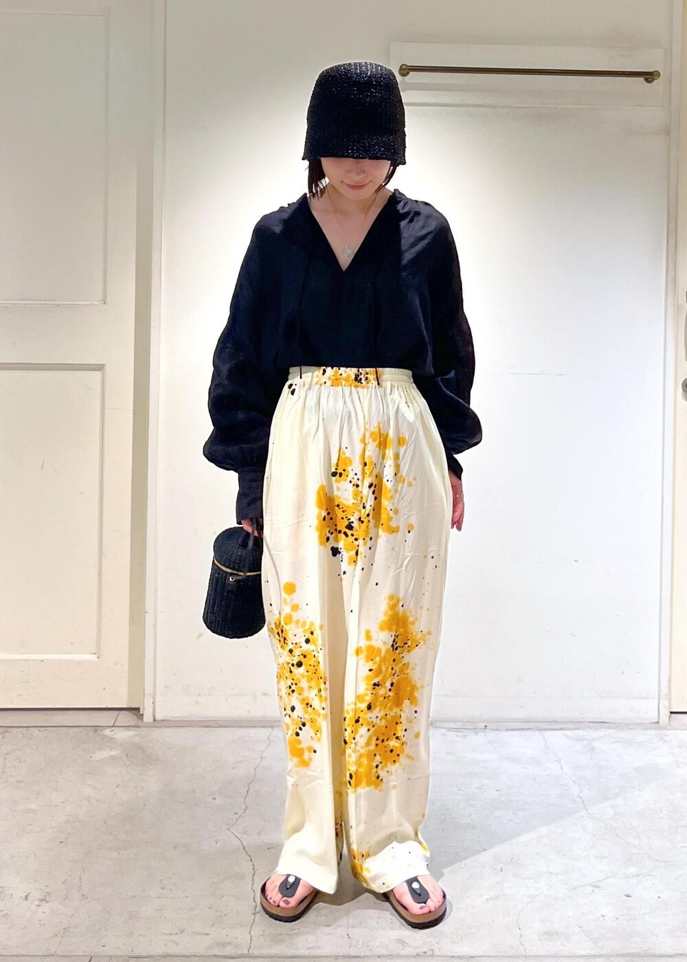 「ノルマンディリネン、SUKU HOME、ルームウェア、パジャマ、BIRKENSTOCK、サンダル、Gizeh Big Buckle LEOI、BAGMATI、ショルダーバッグ、La Maison de Lyllis、帽子、ERWIN、ブラック、ブラウス、パンツ」｜「The Bagmatiの【BAGMATI（バグマティ）】ABACA / POLYESTER（ショルダーバッグ、ブラック系）」を使った、michiruさん（レディース・156cm）の春コーディネートの2枚目の写真
