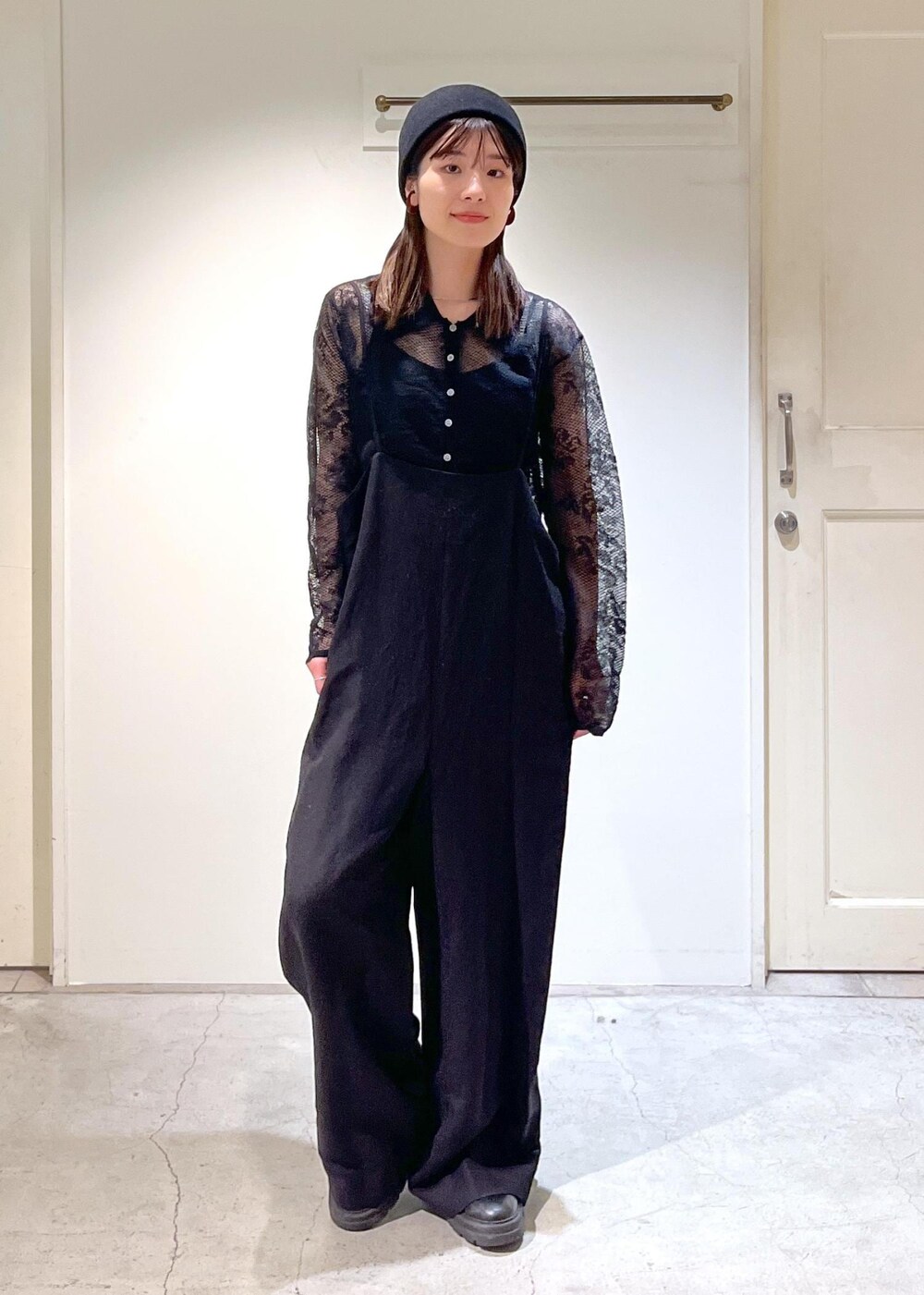 「シャツ、レース、シアー、モヘヤ、ブラック、サロペット、麻、レーヨン、La Maison de Lyllis、ウール、TEMBEA×Americana×SALON、グレー、初秋コーデ、秋コーデ、初冬コーデ」｜「AMERICANAの【Americana×TEMBEA×SALON】別注トートバッグ＆ポシェットセット（トートバッグ、グレー系）」を使った、michiruさん（レディース・156cm）の冬コーディネートの8枚目の写真