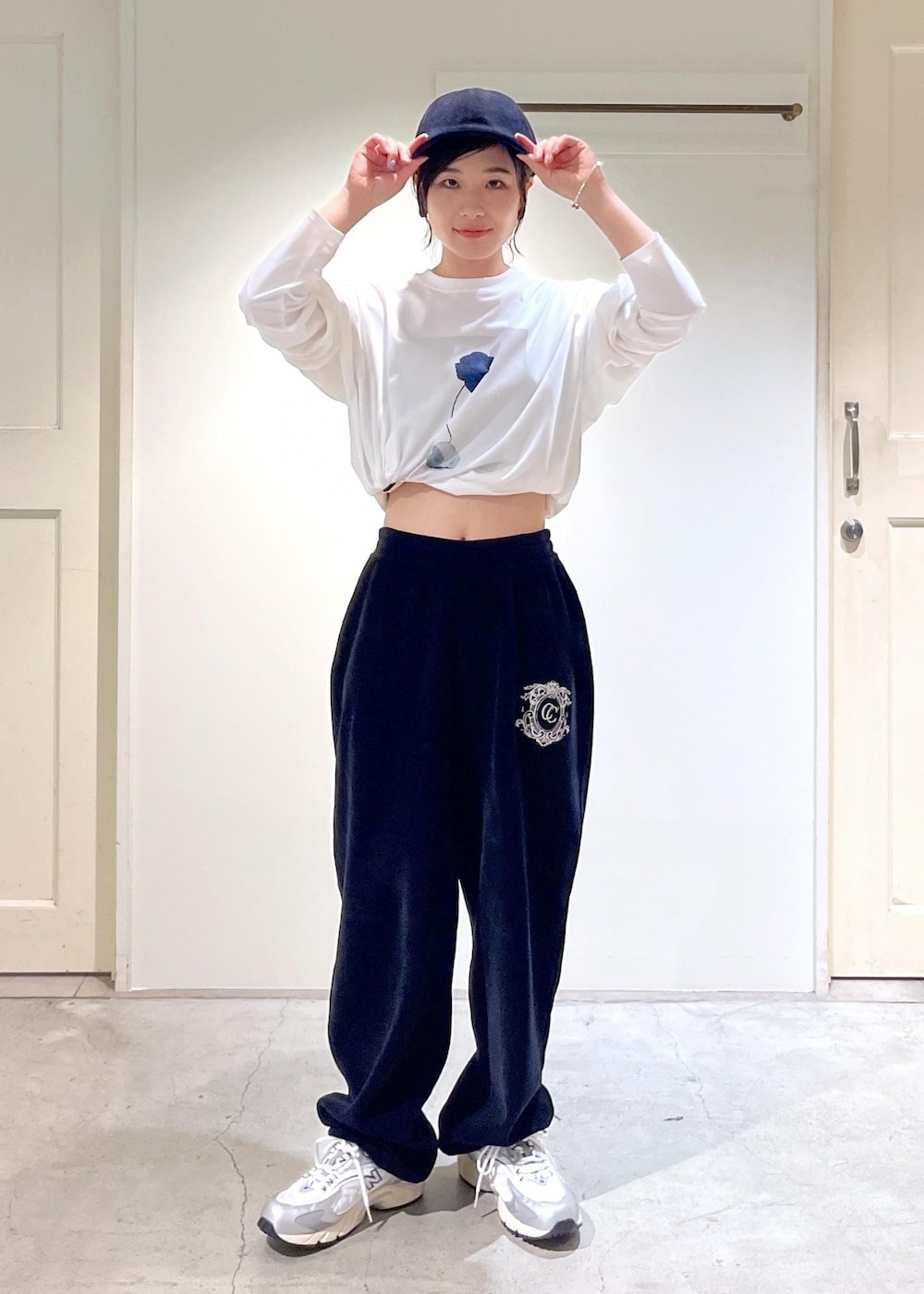 「新作、Yves Klein、CreamyCotton、New Balance、ML725、クリーミーコットン、KiU for SALON、KiU、ブラック、ホワイト、ポシェット、サコッシュ、長袖、Tシャツ、スウェット」｜「KiUの【KiU for SALON（キウ）】[撥水加工]別注エチケットポーチ/サコッシュ/クロスボディバッグ（ショルダーバッグ、グレー系）」を使った、michiruさん（レディース・156cm）の夏コーディネートの4枚目の写真